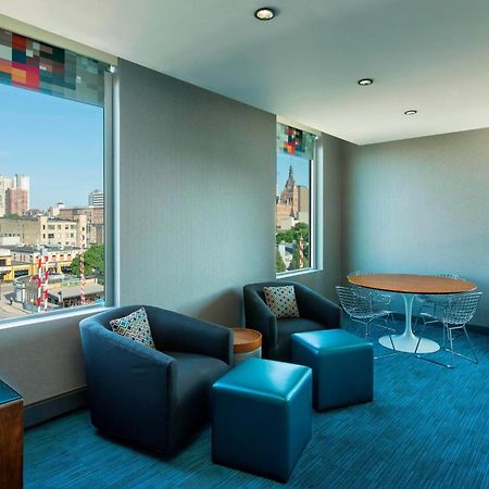 Aloft Hotel Milwaukee Downtown Exterior photo