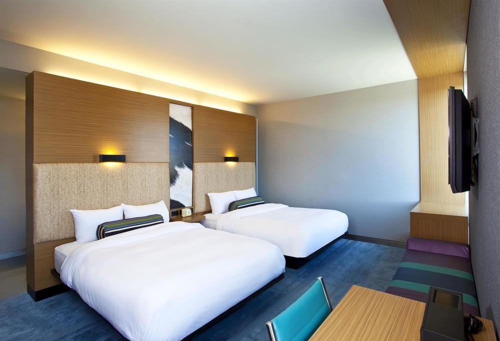 Aloft Hotel Milwaukee Downtown Exterior photo
