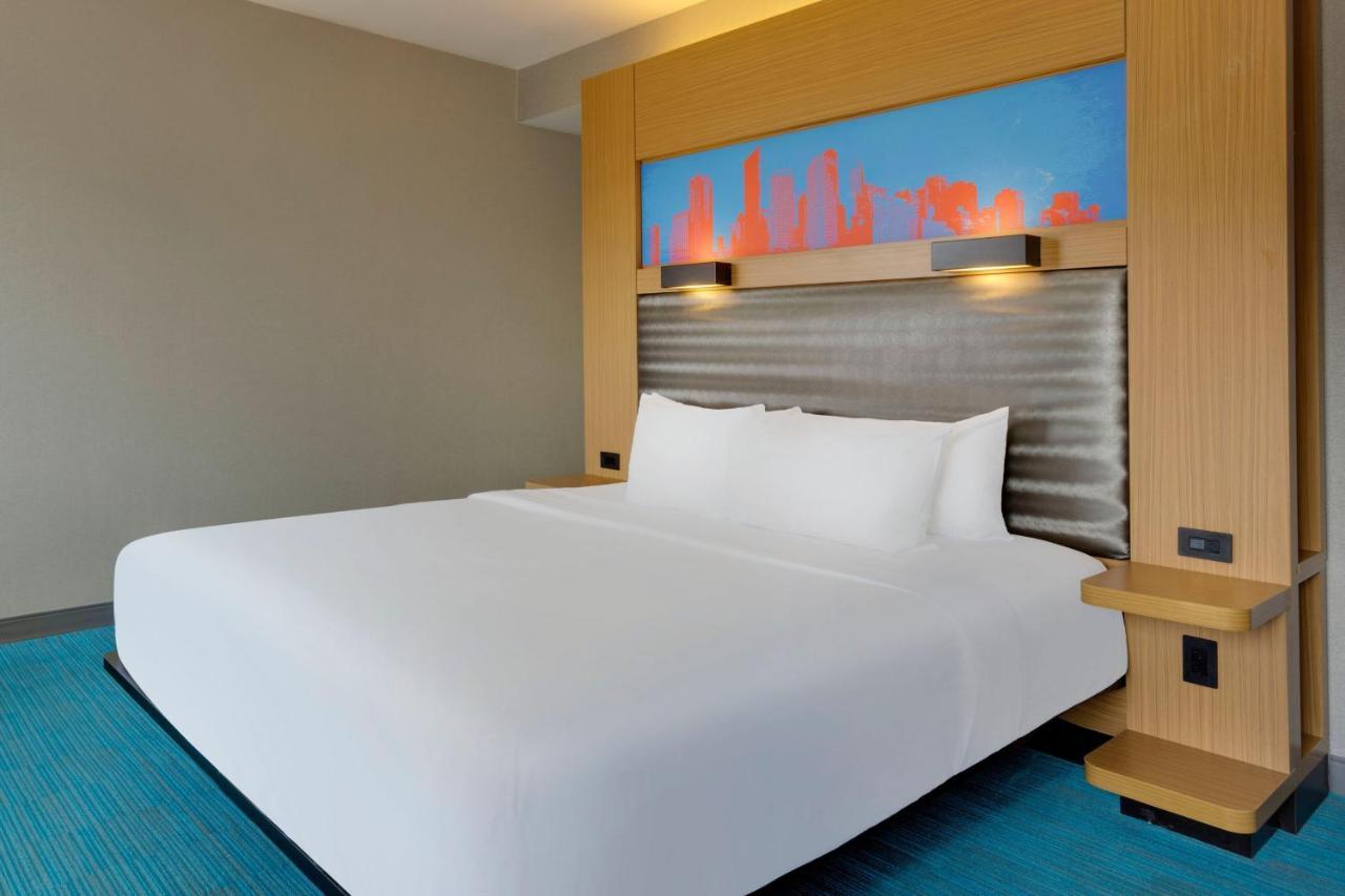 Aloft Hotel Milwaukee Downtown Exterior photo