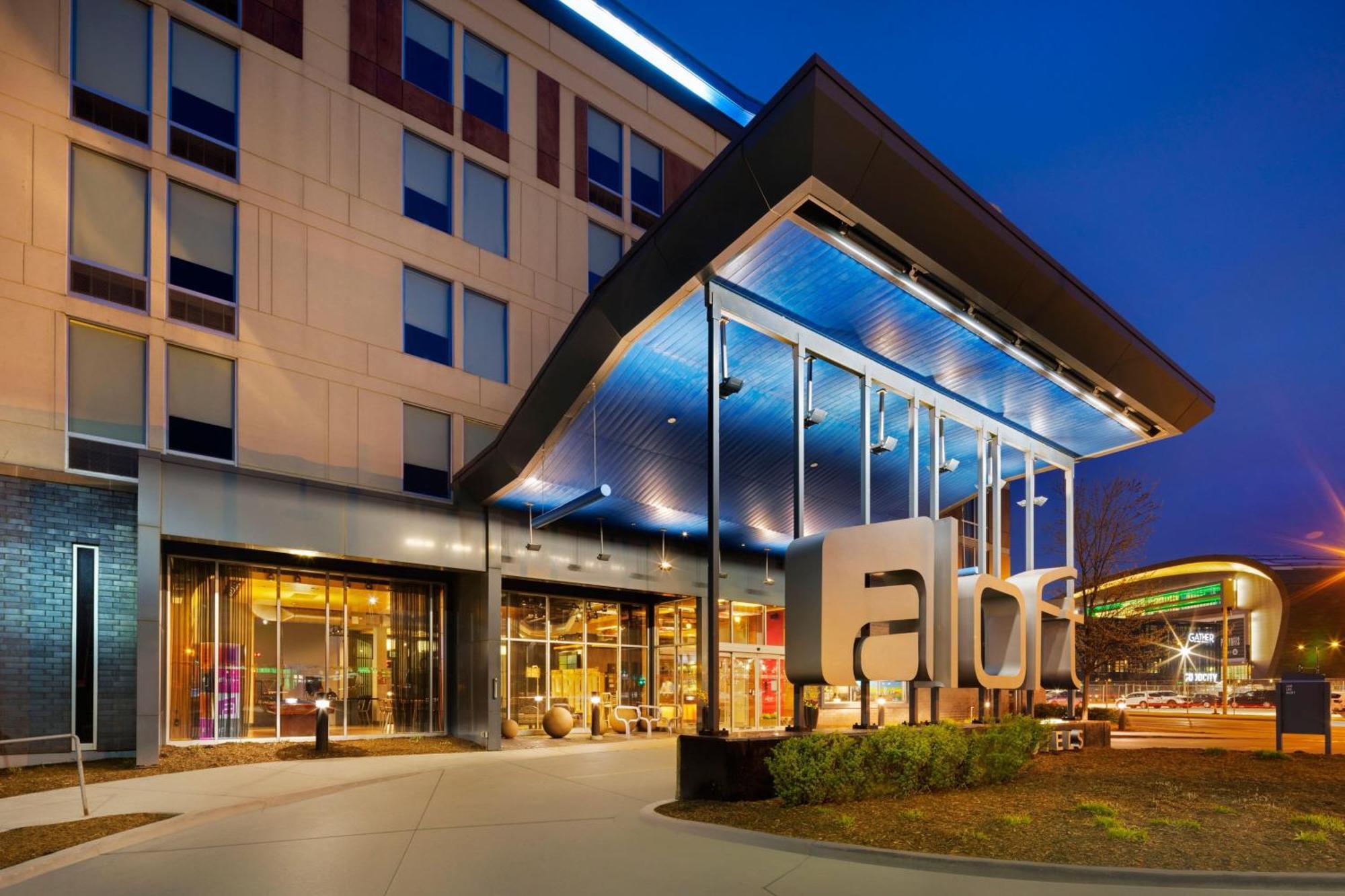 Aloft Hotel Milwaukee Downtown Exterior photo