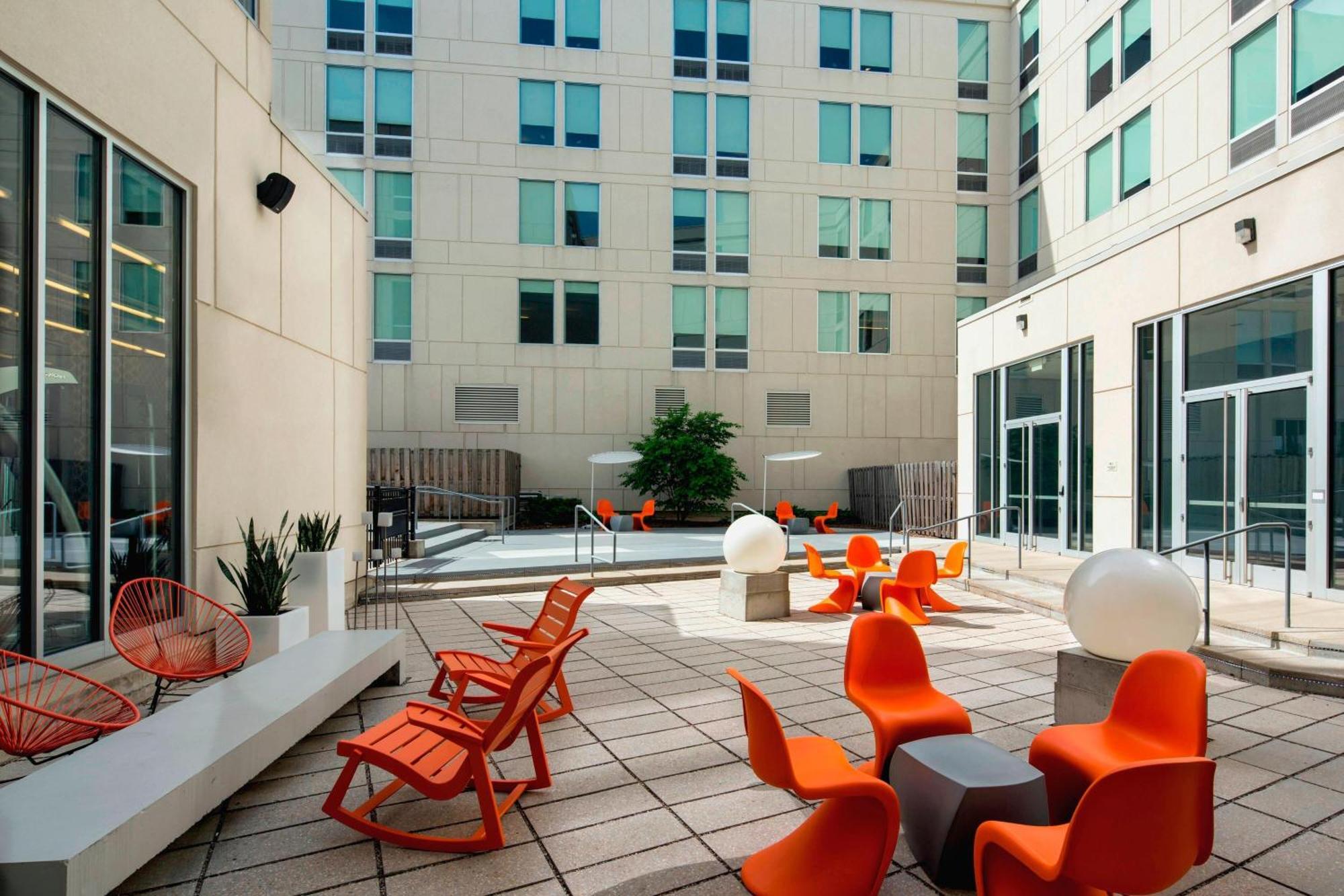 Aloft Hotel Milwaukee Downtown Exterior photo