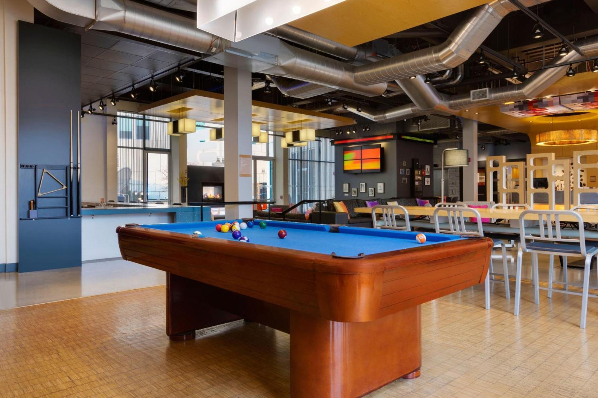 Aloft Hotel Milwaukee Downtown Exterior photo