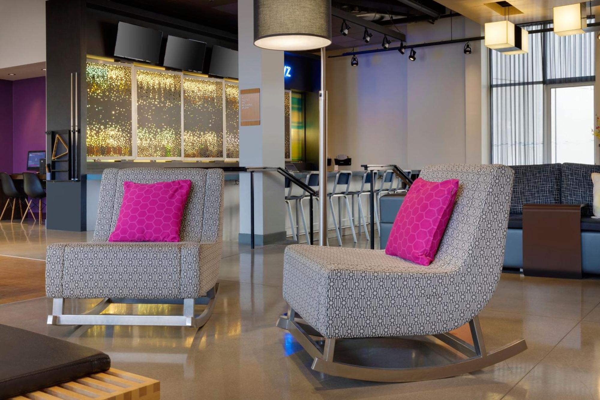 Aloft Hotel Milwaukee Downtown Exterior photo