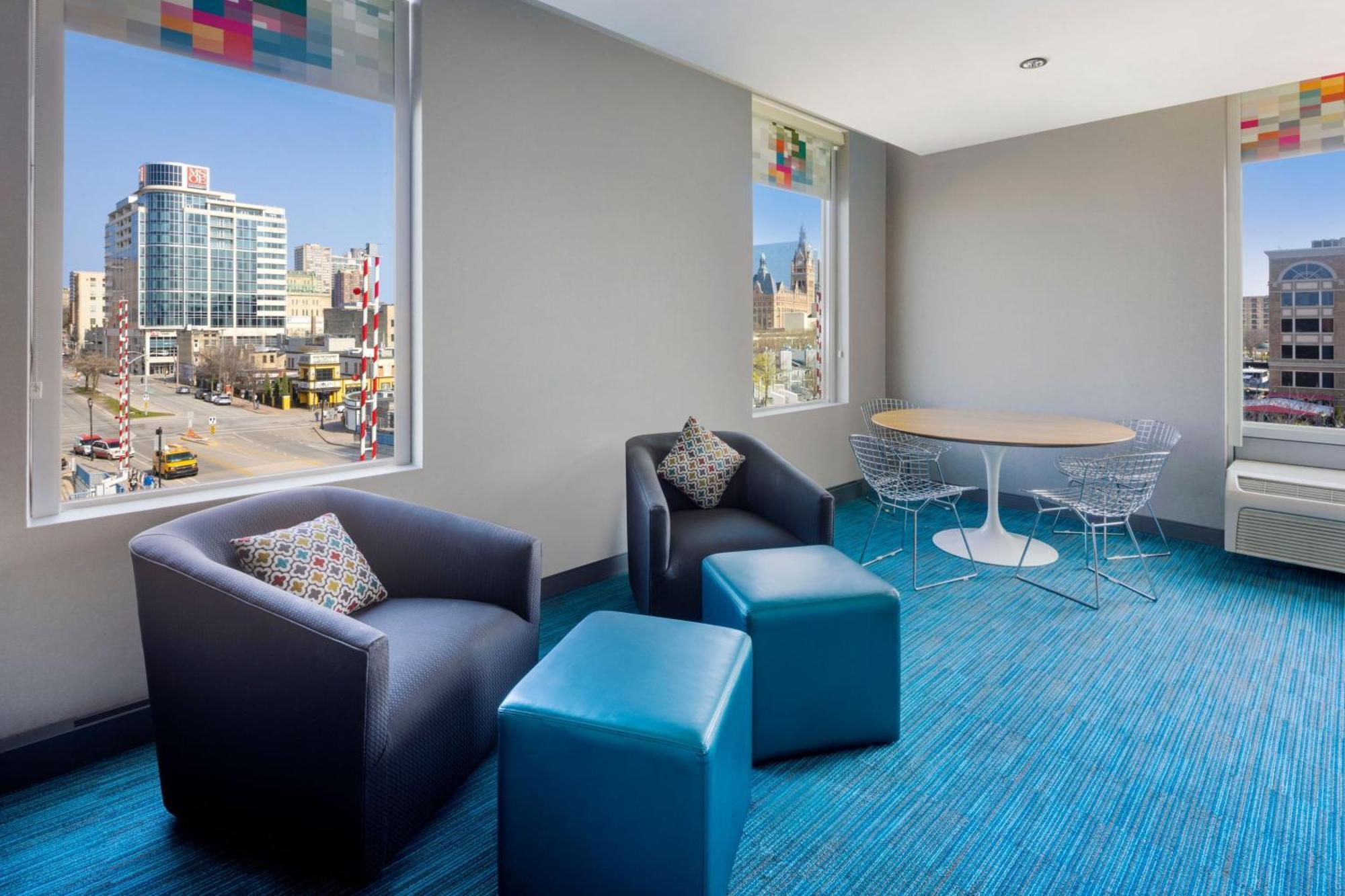 Aloft Hotel Milwaukee Downtown Exterior photo