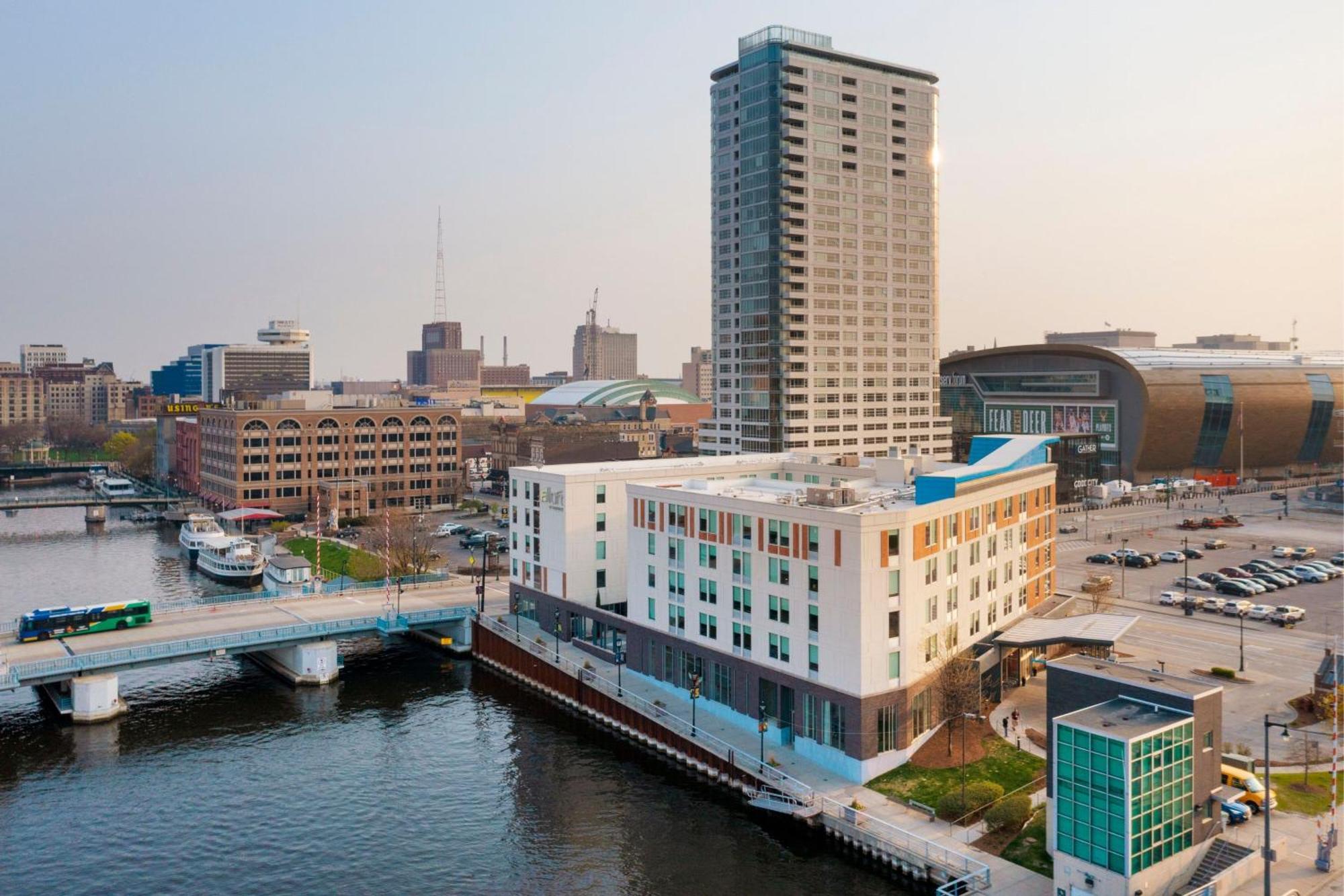 Aloft Hotel Milwaukee Downtown Exterior photo