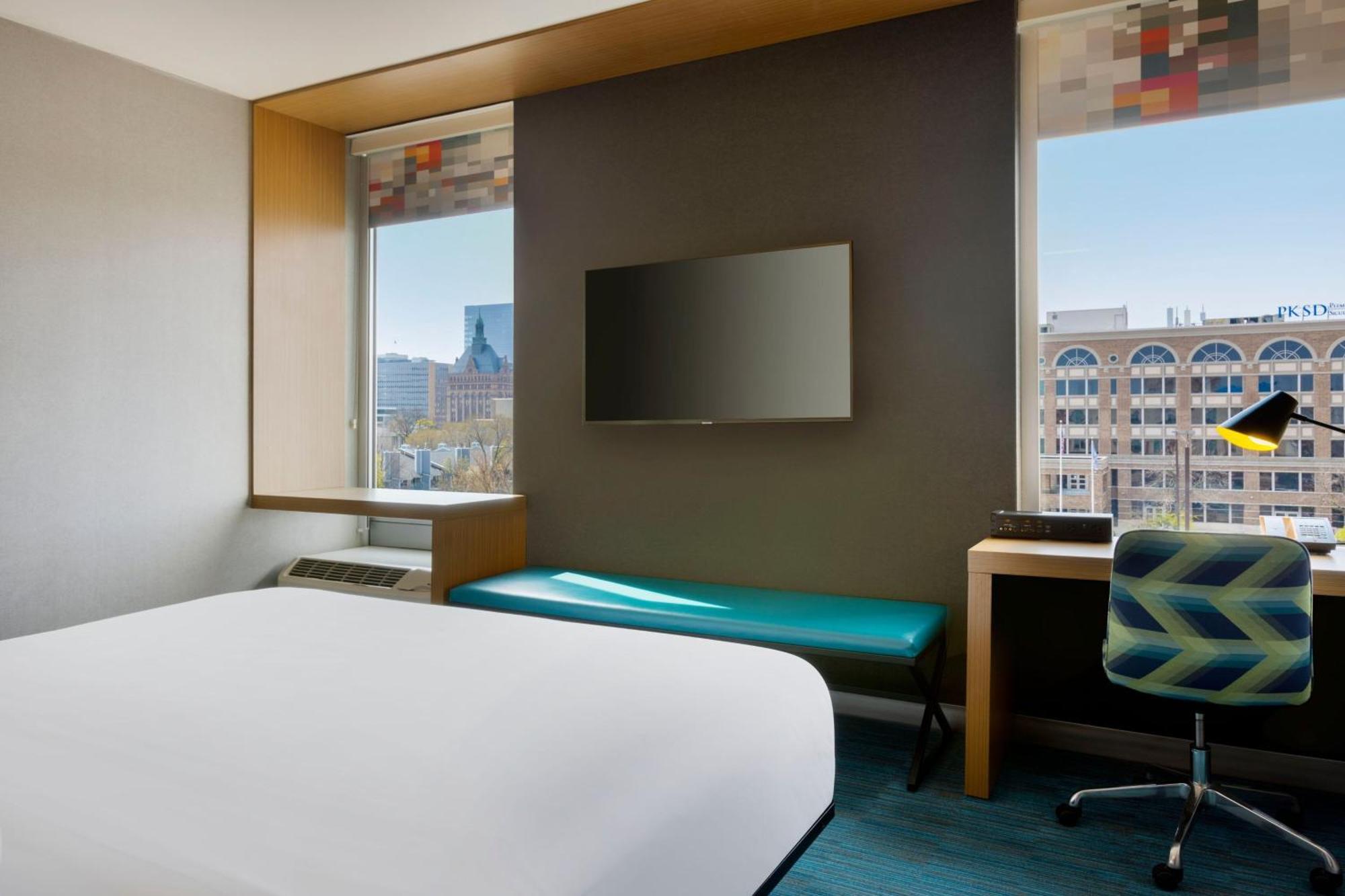 Aloft Hotel Milwaukee Downtown Exterior photo