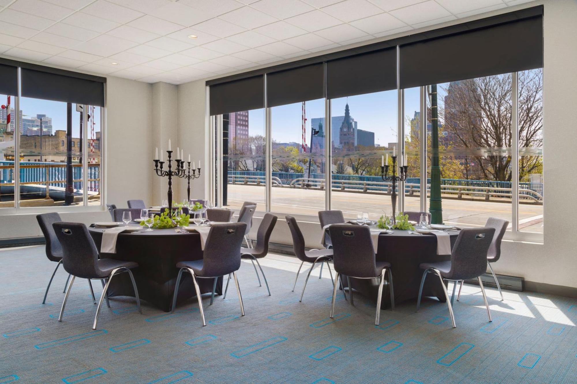 Aloft Hotel Milwaukee Downtown Exterior photo