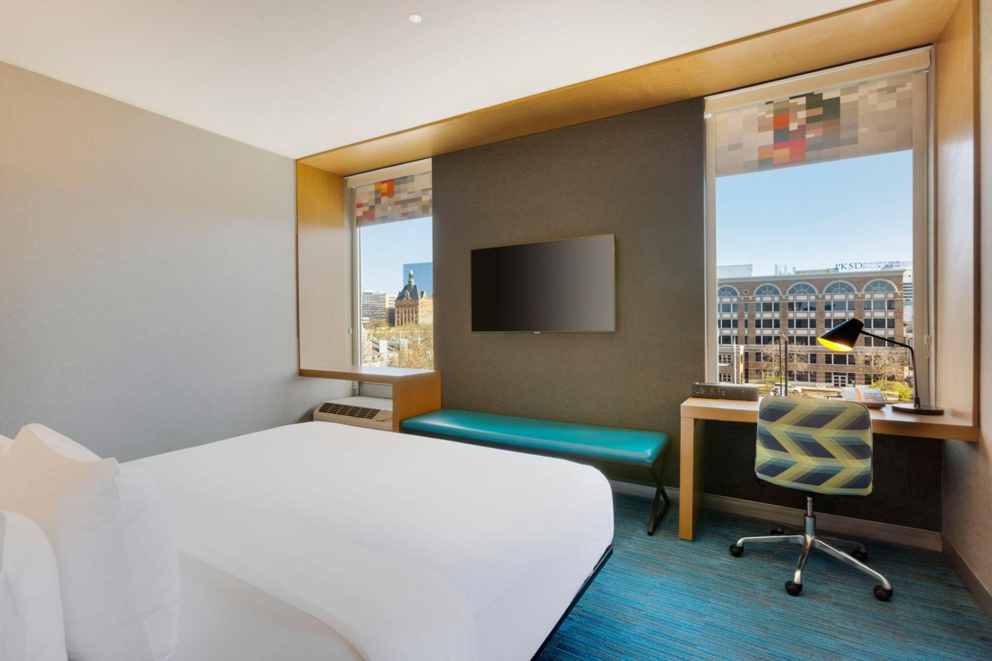 Aloft Hotel Milwaukee Downtown Exterior photo