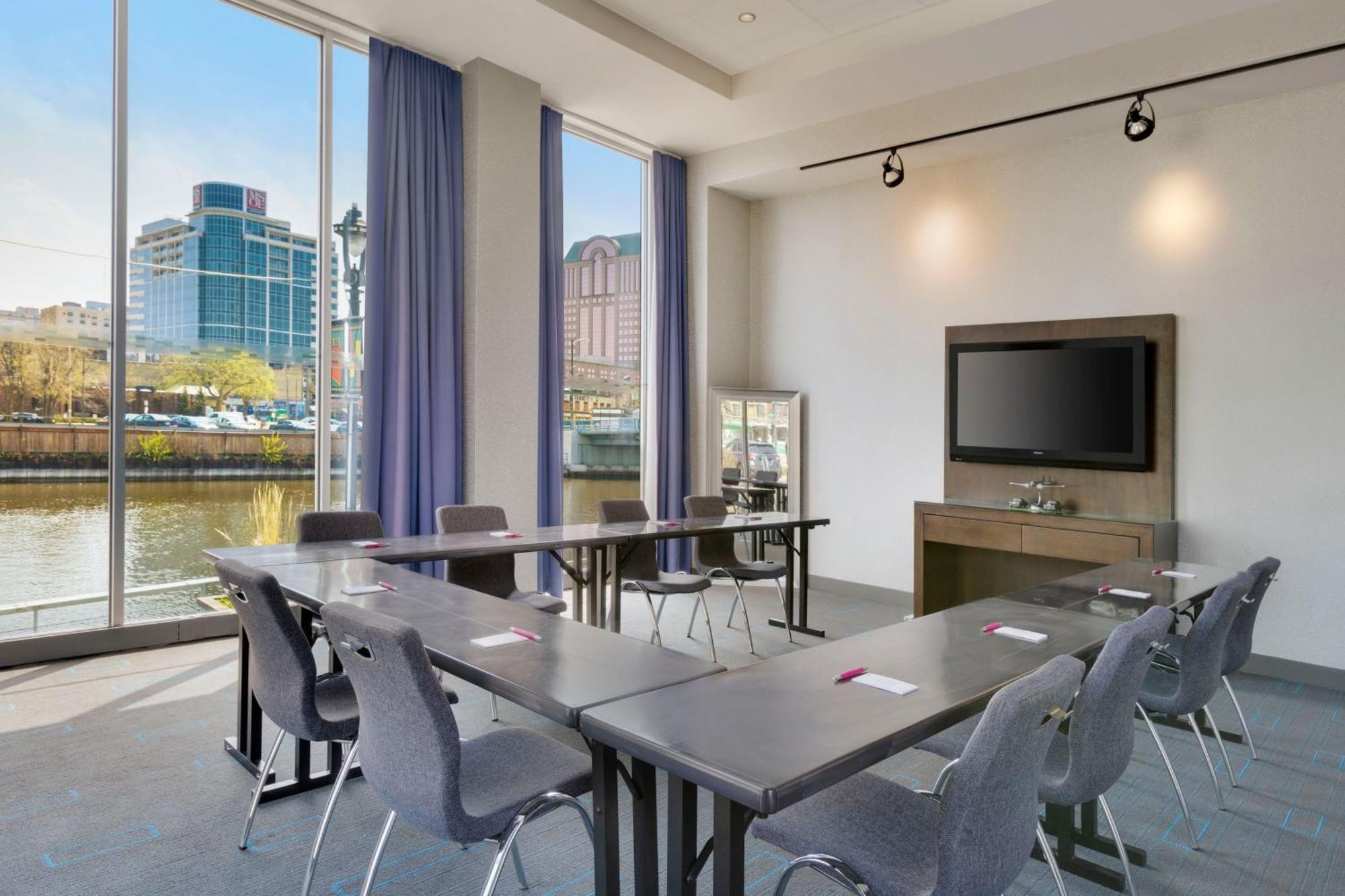 Aloft Hotel Milwaukee Downtown Exterior photo