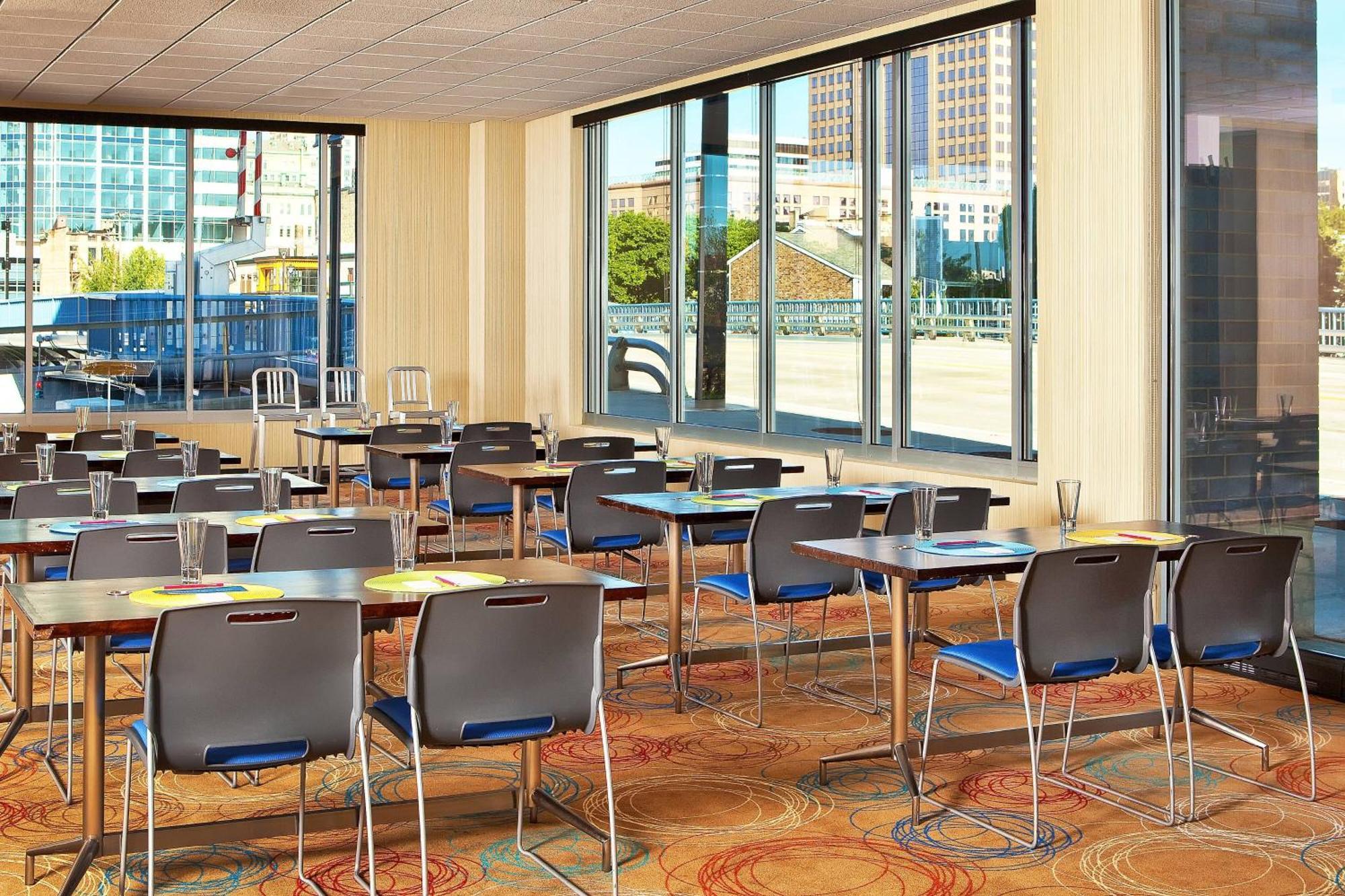 Aloft Hotel Milwaukee Downtown Exterior photo