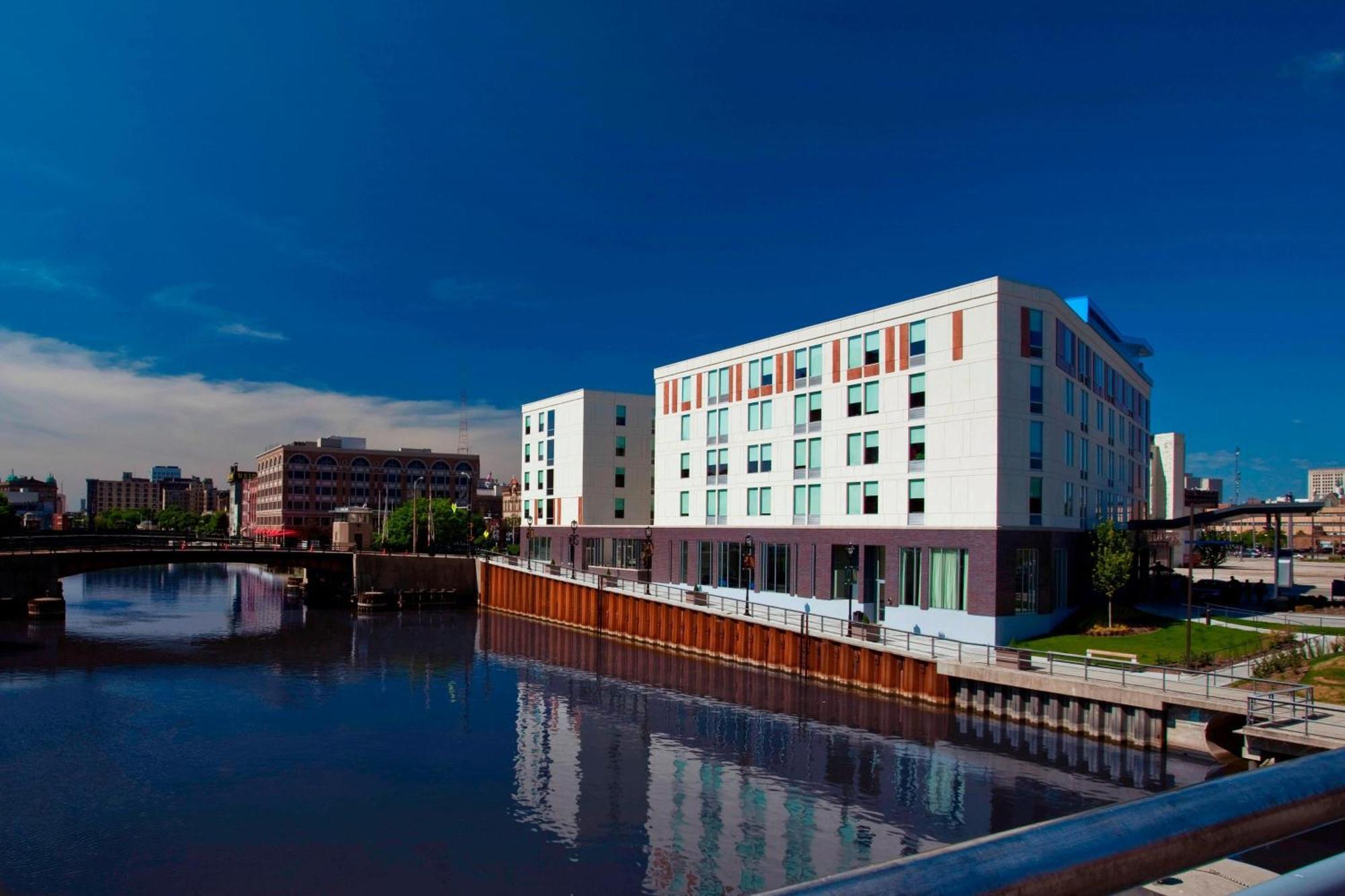 Aloft Hotel Milwaukee Downtown Exterior photo