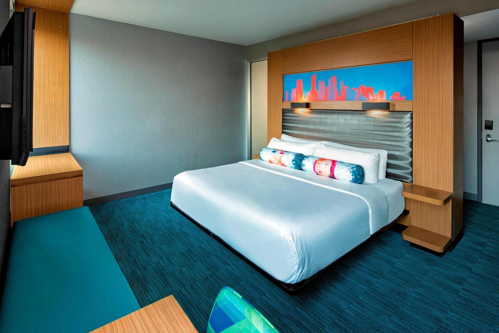 Aloft Hotel Milwaukee Downtown Exterior photo