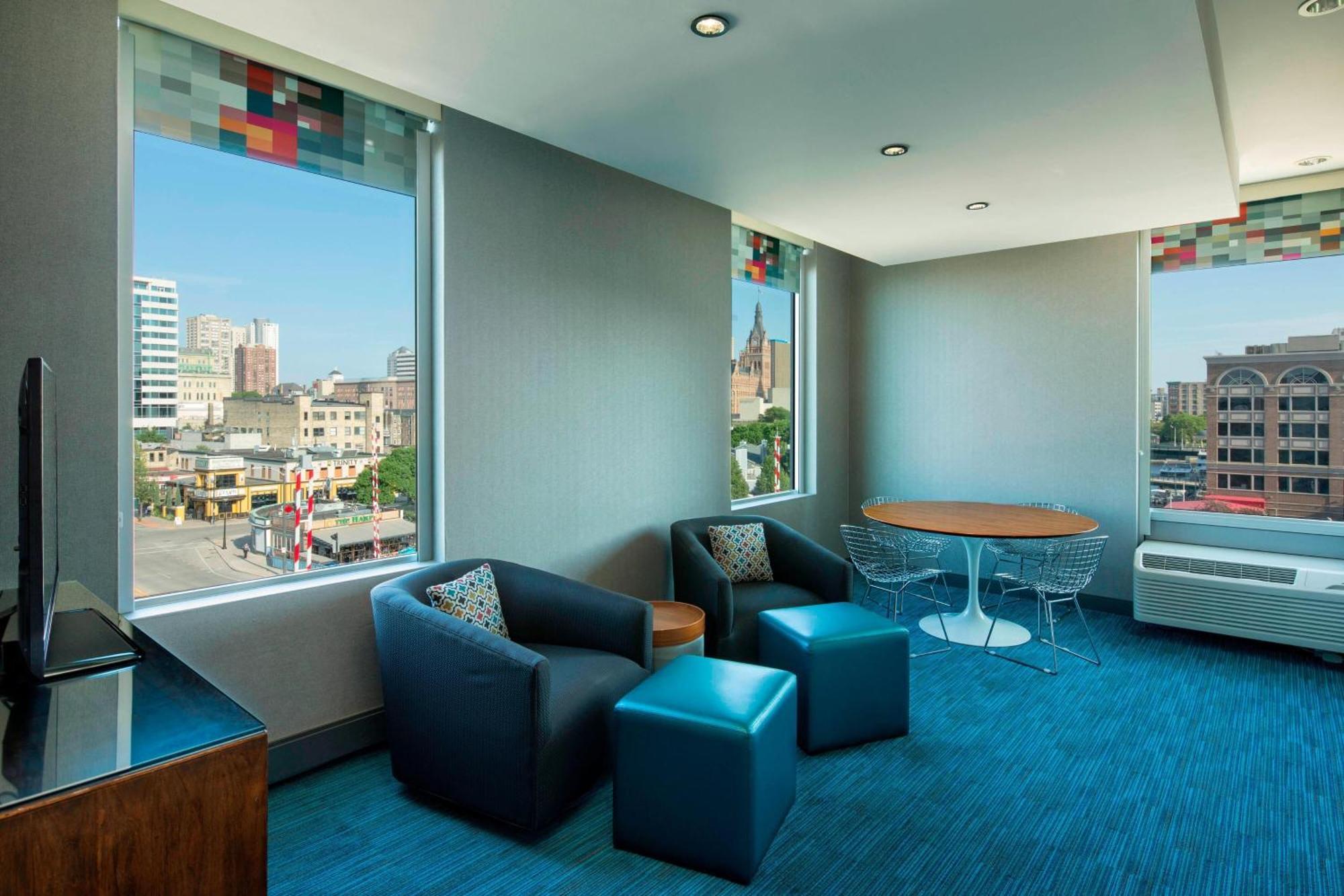 Aloft Hotel Milwaukee Downtown Exterior photo