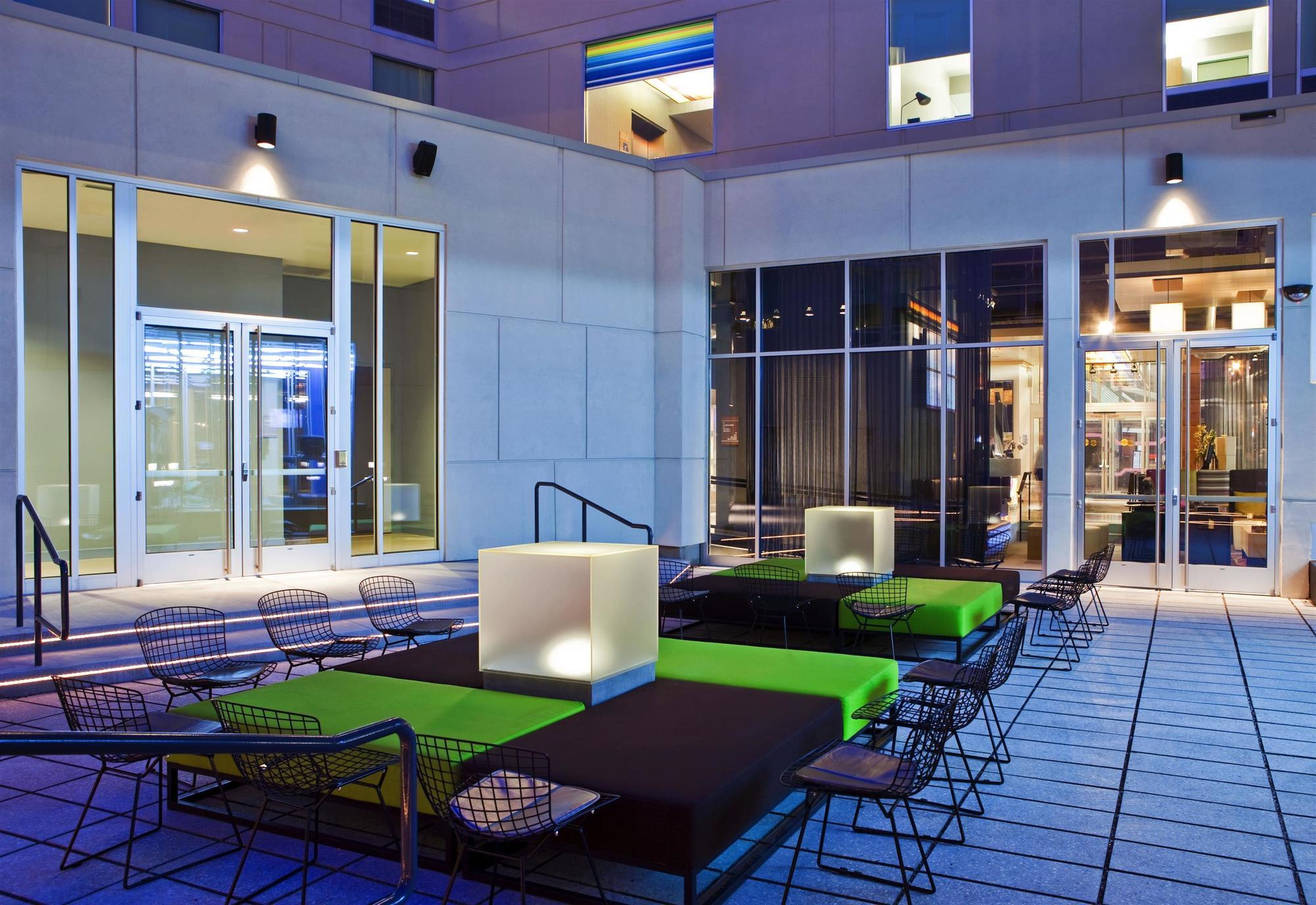 Aloft Hotel Milwaukee Downtown Exterior photo
