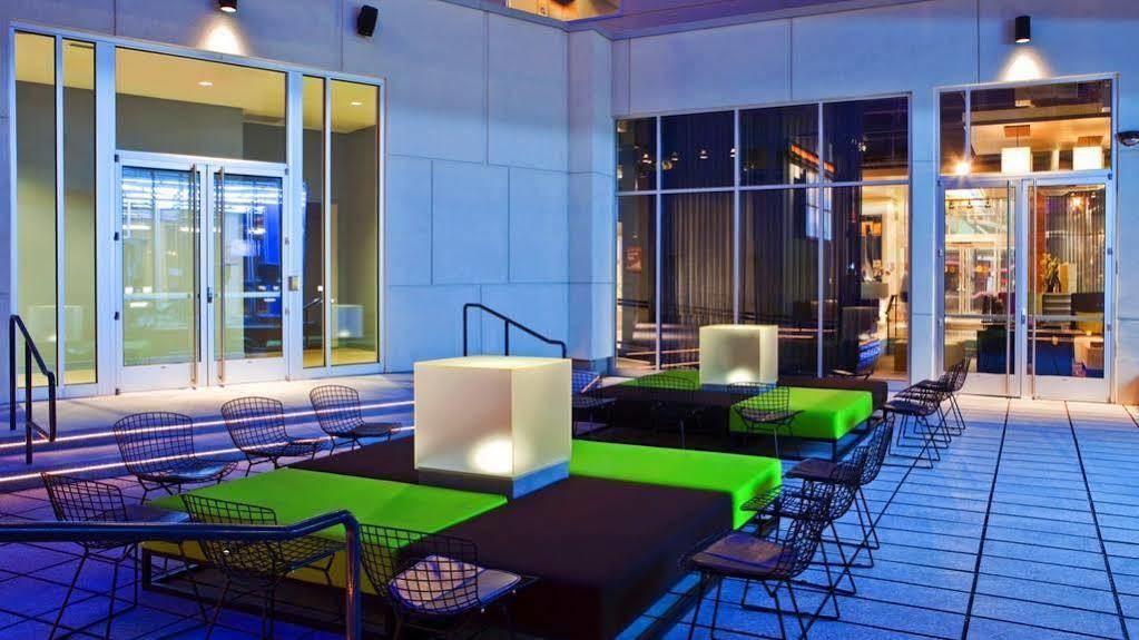Aloft Hotel Milwaukee Downtown Exterior photo